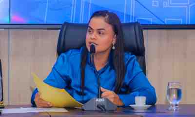 No dia 3 de junho, a conta oficial da deputada estadual Dra. Taíssa (Podemos) no Facebook foi hackeada, resultando em uma série de publicações não autorizadas e conteúdo pornográfico. Esse incidente não apenas comprometeu a integridade digital da deputada, mas também causou incômodos e desafios adicionais para sua imagem pública. O hackeamento de contas de figuras públicas é uma ameaça constante no cenário digital. No caso da Dra. Taíssa, as publicações indevidas prejudicam sua reputação e afetaram sua base de seguidores nas redes sociais. Além disso, a natureza pornográfica do conteúdo torna o ataque ainda mais perturbado. A deputada e sua equipe já tomaram medidas judiciais para recuperar a conta, mas o processo tem sido frustrantemente lento. O facebook, como plataforma, precisa agir com mais eficiência para proteger seus usuários e garantir que casos como esse sejam tratados com urgência. É essencial que as plataformas online reforcem suas políticas de segurança e ofereçam suporte adequado às vítimas. Em julho, a deputada abordou seu caso como um exemplo da violência virtual sofrida por outras pessoas, durante a comissão de defesa dos direitos da criança, do adolescente, da mulher e do idoso: " e eu falo isso porque sou parlamentar, as nossas redes sociais é o modo de a gente falar com os nossos eleitores e dar satisfação do nosso mandato, eu fico imaginando outras pessoas, aquele cidadão que está lá na ponta" citou a parlamentar. O hackeamento da conta da deputada Dra. Taíssa no facebook é um alerta para todos nós sobre a importância de proteger nossa presença digital. Em resposta ao incidente, Dra. Taíssa Sousa reiterou seu compromisso em buscar soluções efetivas e rápidas para a recuperação de sua conta, assim como em fortalecer a legislação e políticas que protejam todas as mulheres contra violências desse tipo. "Este incidente é um lembrete da importância de continuarmos lutando por segurança digital. Nenhum indivíduo deve ser alvo de ataques cibernéticos que comprometam sua integridade pessoal e profissional", concluiu. Texto: Sharon Amaral I Assessoria parlamentar